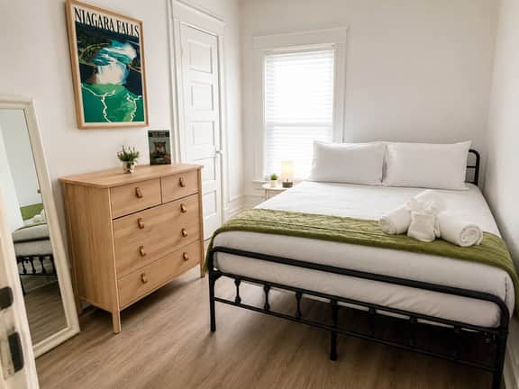 Spacious Modern 2BR Apartment • Sleeps 6 - Image 3