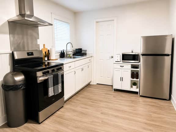 Spacious Modern 2BR Apartment • Sleeps 6 - Image 5